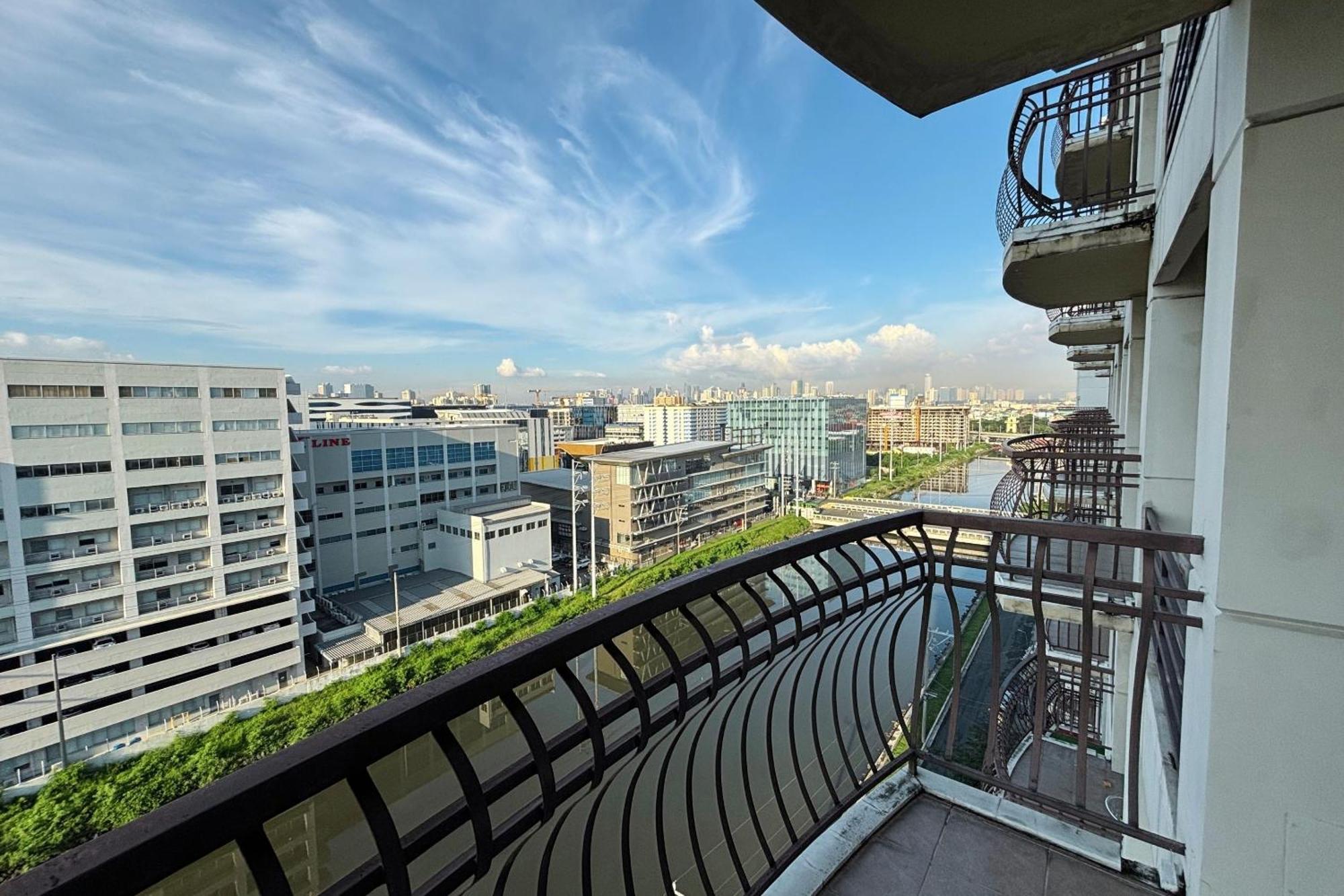 Extremeli Suites Manila Powered By Cocotel Exterior photo