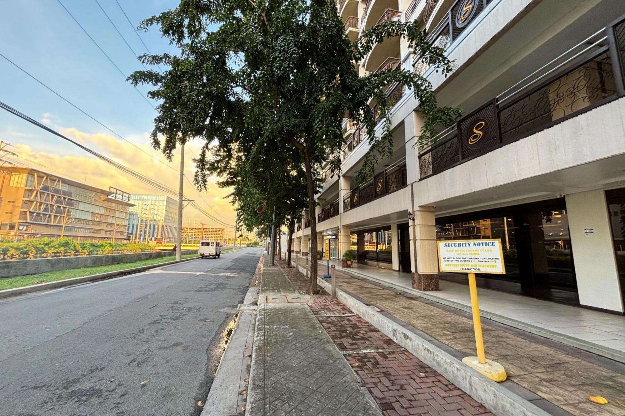 Extremeli Suites Manila Powered By Cocotel Exterior photo