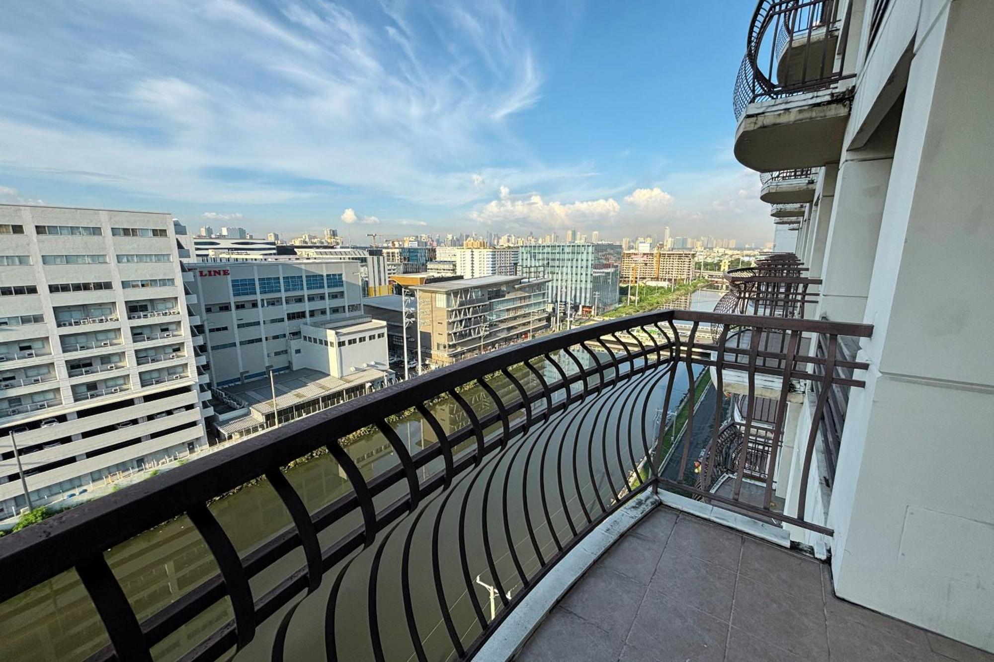 Extremeli Suites Manila Powered By Cocotel Exterior photo