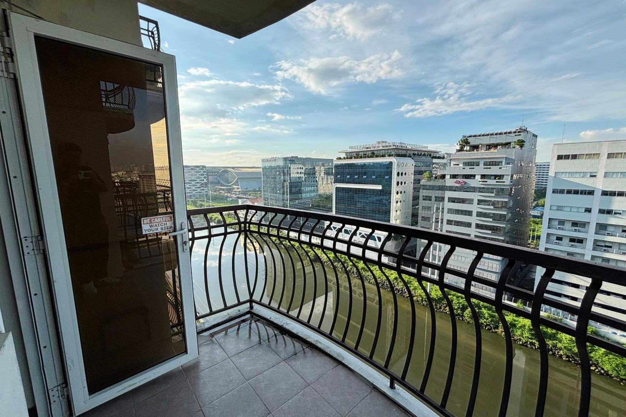 Extremeli Suites Manila Powered By Cocotel Exterior photo