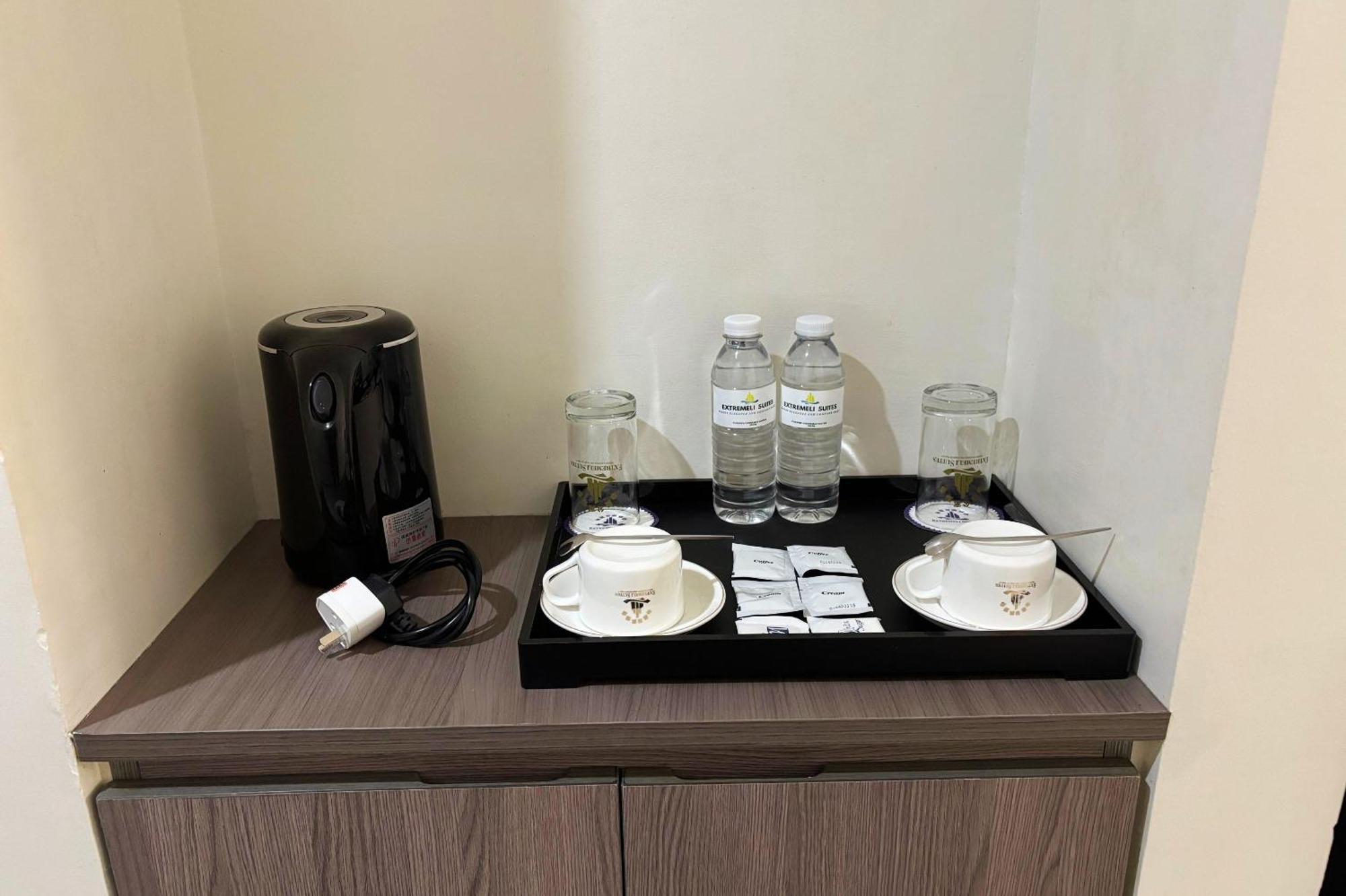 Extremeli Suites Manila Powered By Cocotel Exterior photo