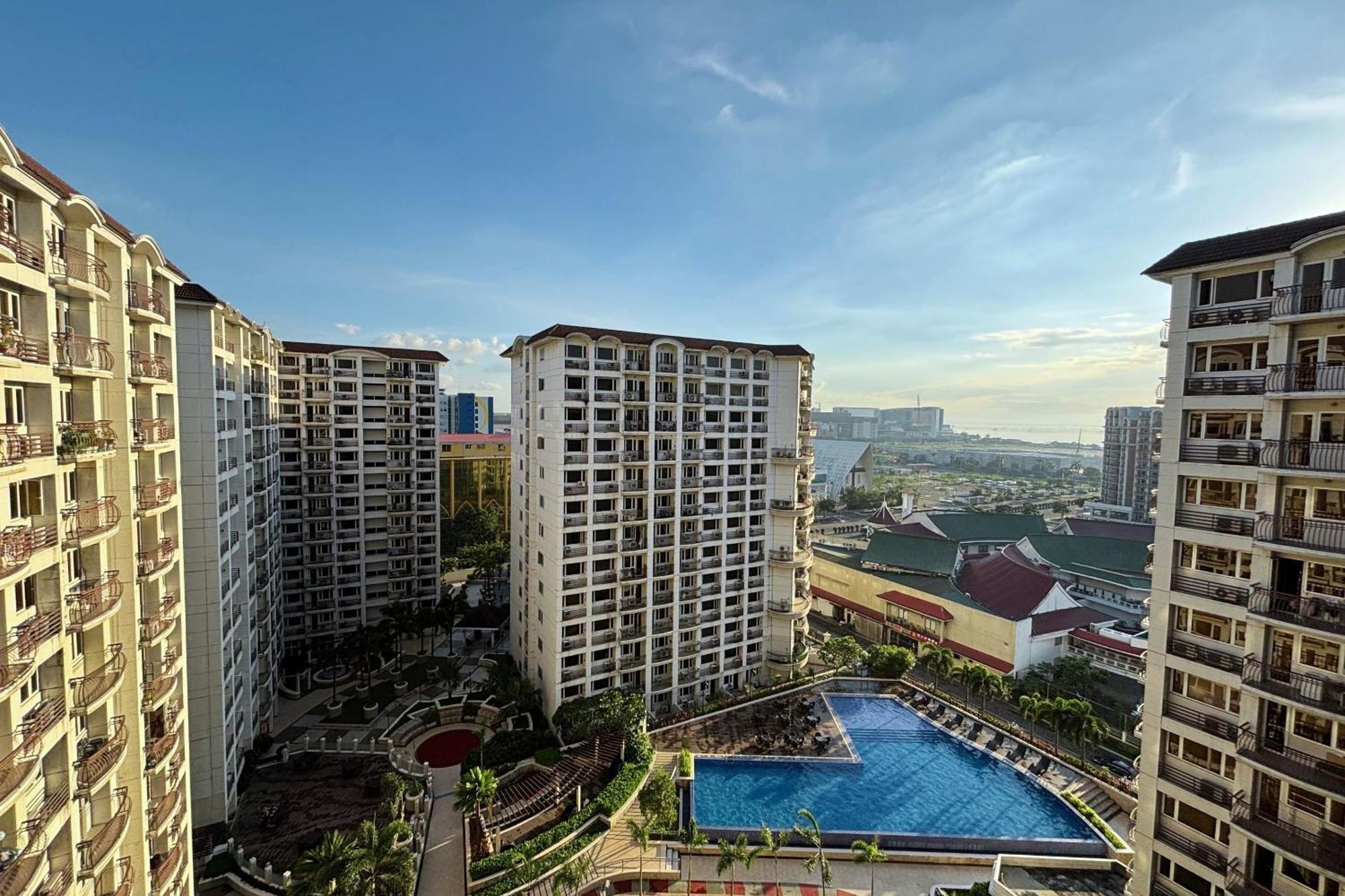 Extremeli Suites Manila Powered By Cocotel Exterior photo