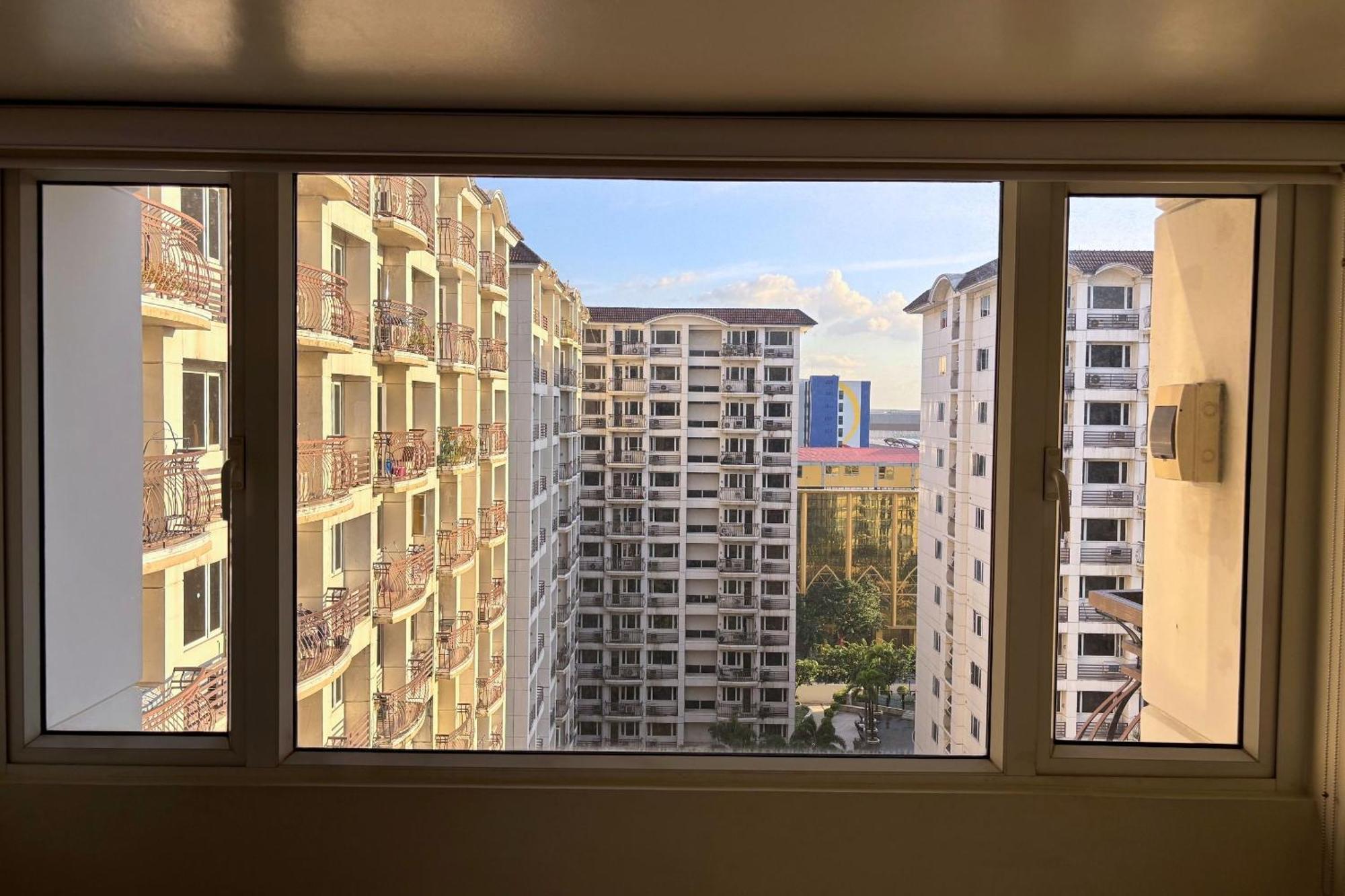 Extremeli Suites Manila Powered By Cocotel Exterior photo