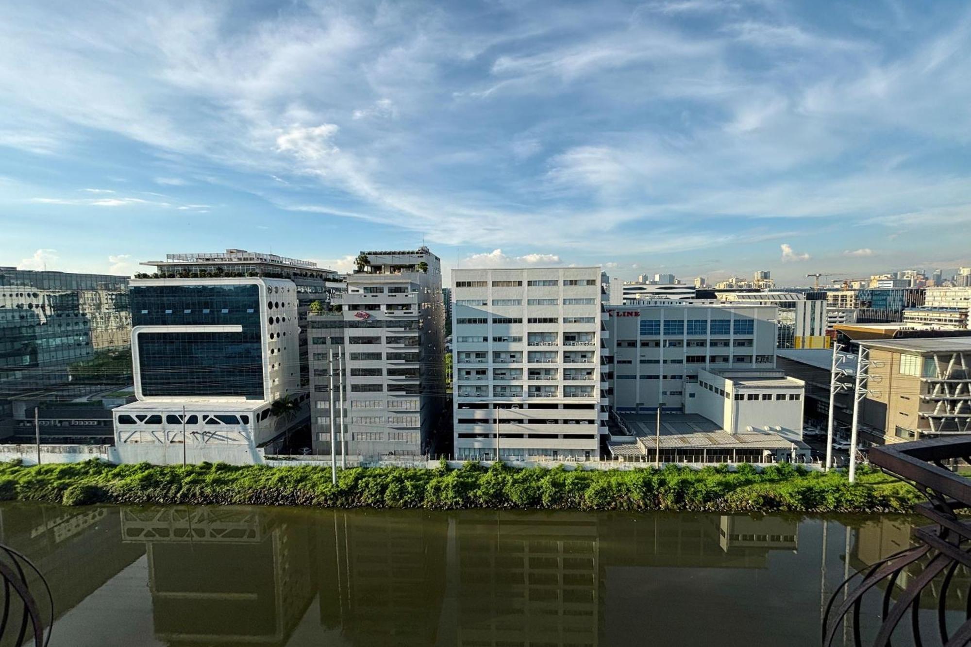 Extremeli Suites Manila Powered By Cocotel Exterior photo