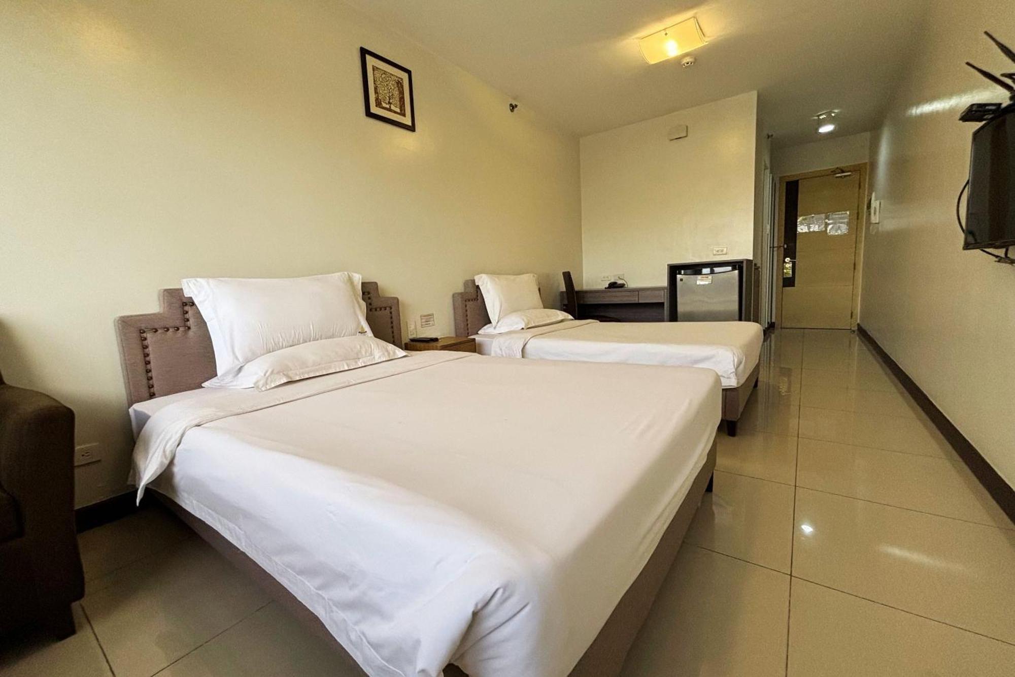 Extremeli Suites Manila Powered By Cocotel Exterior photo