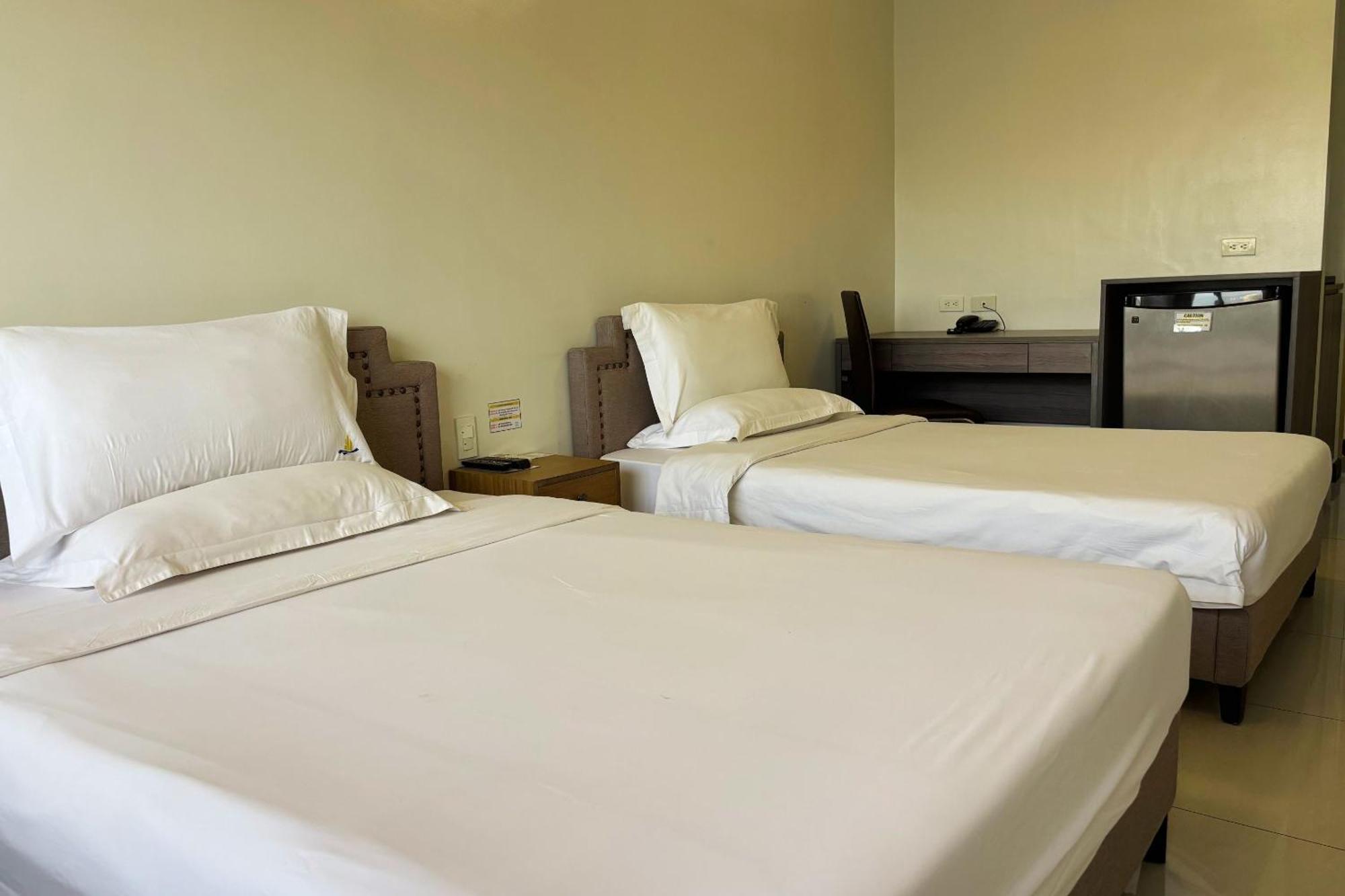 Extremeli Suites Manila Powered By Cocotel Exterior photo